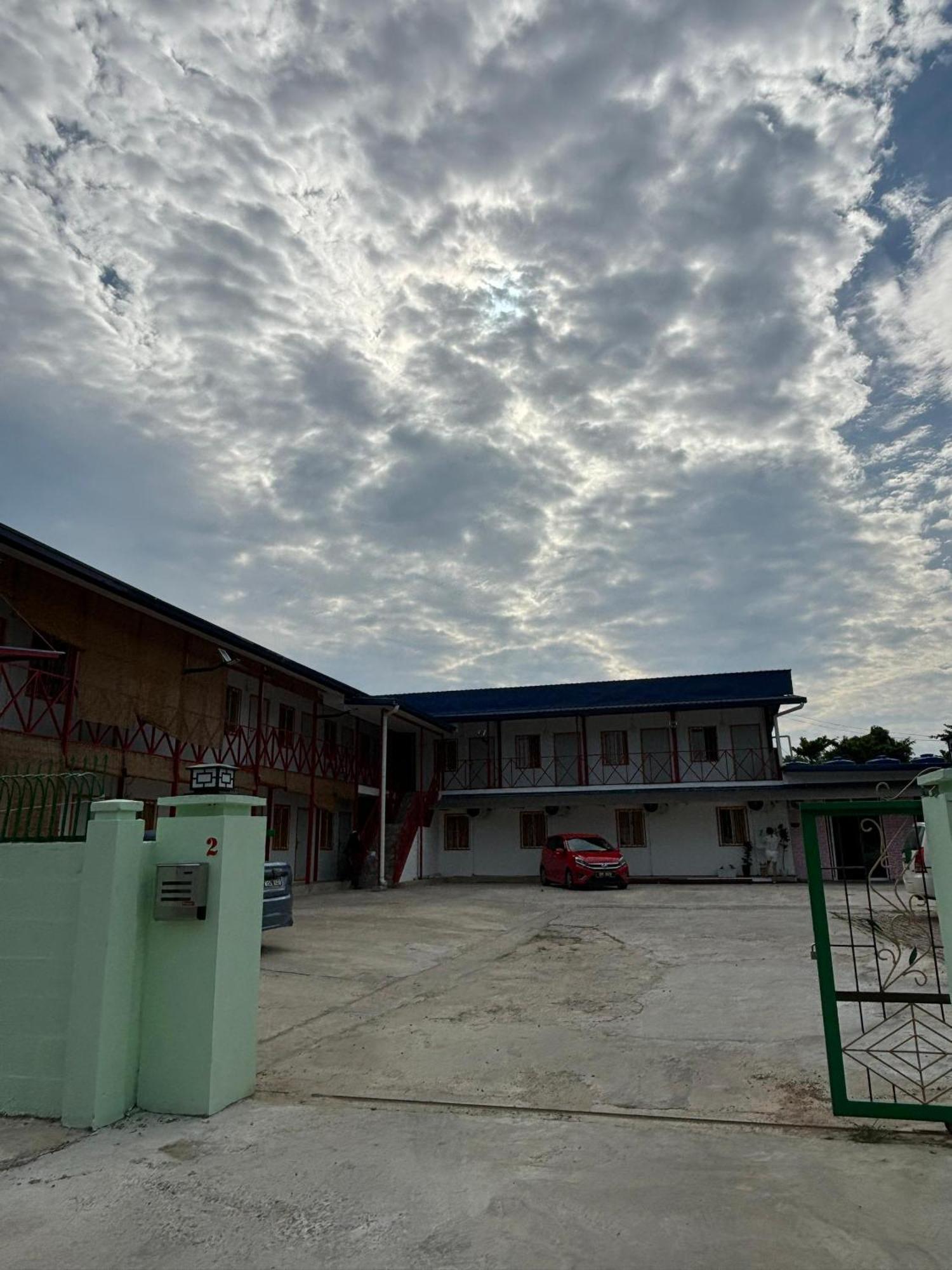 5 Minutes Airport Lodge Kampong Patagas Buitenkant foto