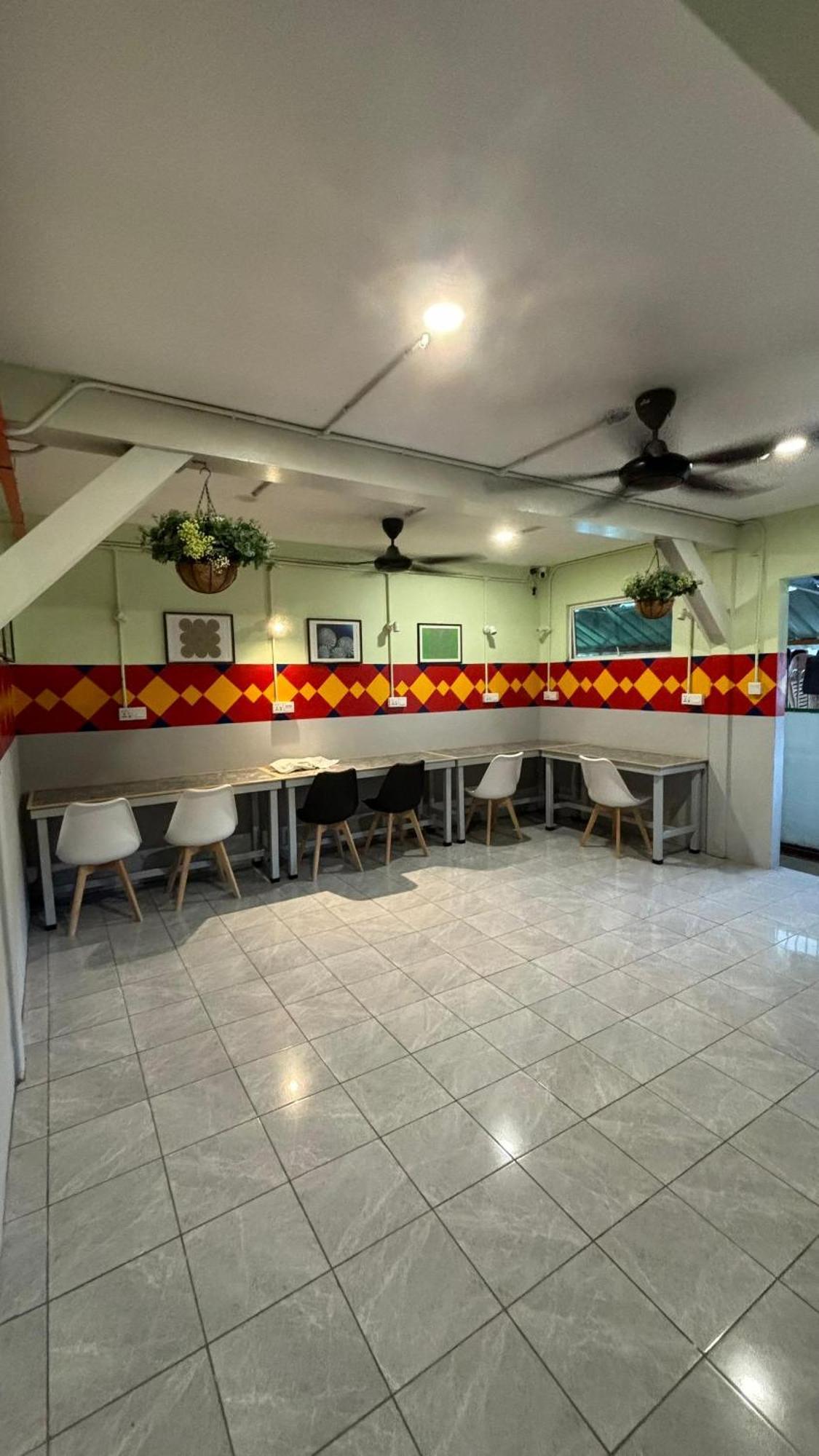 5 Minutes Airport Lodge Kampong Patagas Buitenkant foto
